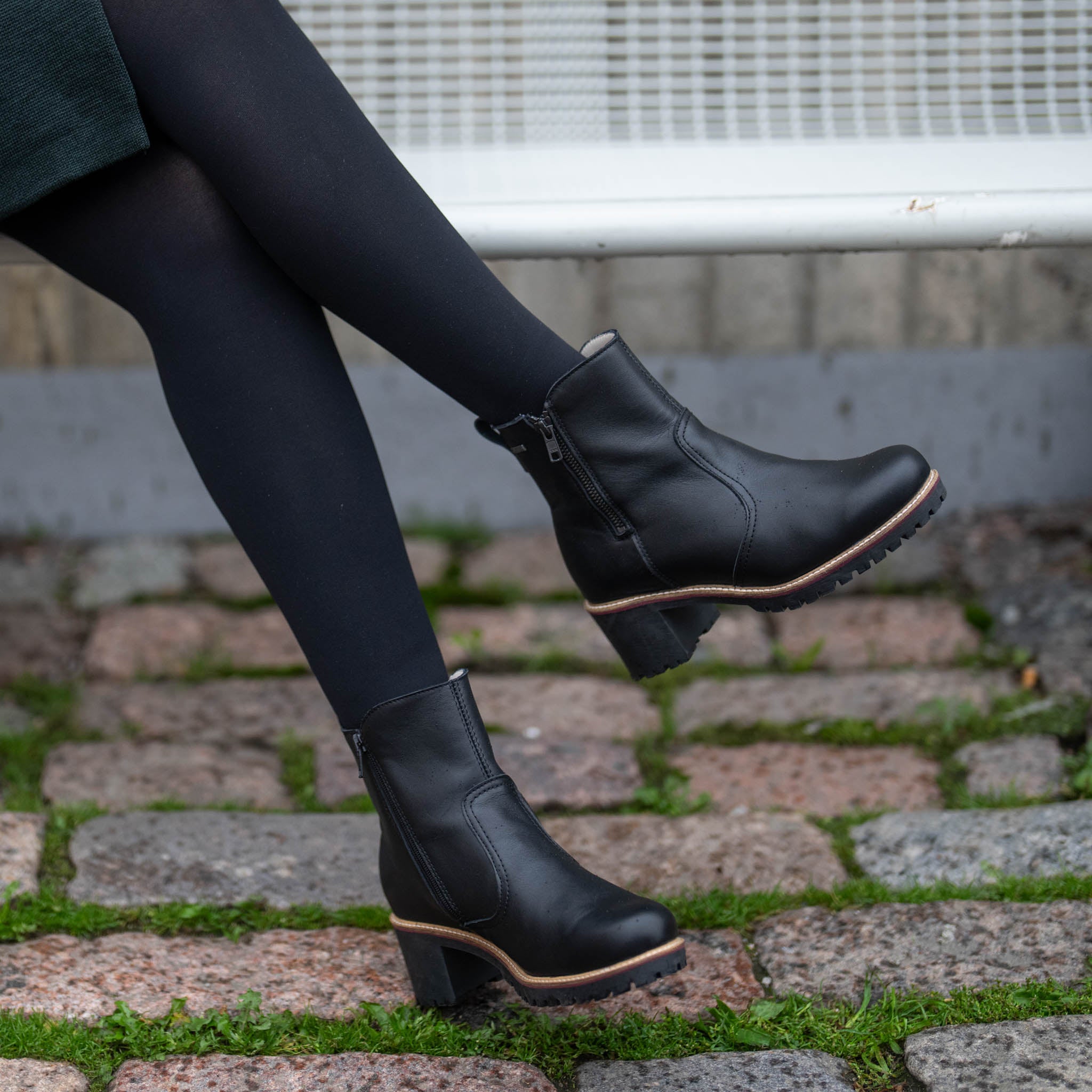 Low gore deals heeled booties